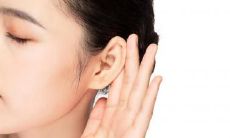 据说女性右耳朵耳屏上长有一颗痣是个好兆头,因为右耳有痣的女人会更容易获得幸福!