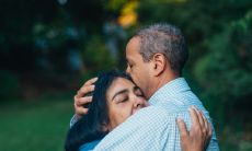 做梦梦见多年未联系的初恋,这是什么样的预兆或象征?