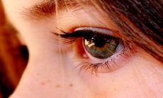 泪痣千万不能去的原因，探寻其中的哲学内涵和象征意义