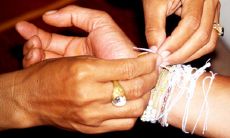 为五行属土的人推荐适宜佩戴的哪些吉祥物或护身符?