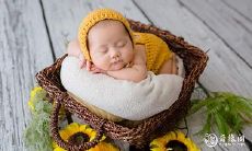 在2023年1月4日所出生的儿童，其五行缺金火属性，需要为其制定男孩或女孩的名字