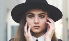 下巴底部的高耸痣所传达的隐含含义是什么?哪些区域的痣属于财富象征?