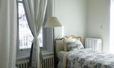 如何在卧室布置风水最佳的全身镜:探究放置位置与摆放技巧