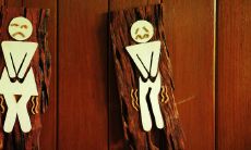 在选择厕所门的朝向时,有必要避免朝向哪些方位呢?是否仅朝向东方会有好处?