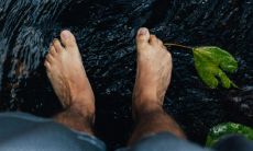 脚底有斗的幸运者:探究脚底踩斗的传说和意义