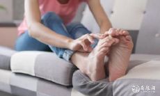 女性右乳房下方出现明显痣点，并出现在身体右侧肋骨上的黑色素斑现象