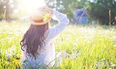 女性脸上右嘴角偏下的痣到底有没有好处呢?深入探讨女性三大大富大贵之一的痣!