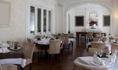 是否将餐厅厨房门与正门对面位置布置合适?解决方法有哪些?