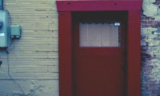 墙上挂门会带来致命危险吗?有哪些禁忌和讲究需要遵守?