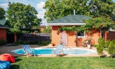 家庭院落中是否可以砍伐大树?砍树时需要遵循哪些禁忌和规定?