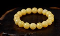 戴在脖子上的玉自己断裂:揭开玉石神秘之谜,探究戴者与护符的缘分以及认主人之道