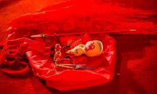 分析情感故事中十字纹的频繁出现情况，以最典型的情节为例探讨其中的原因和心理含义