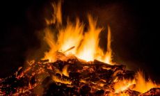 女性生辰八字中五行缺少火属性应该如何调整？