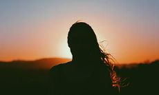 手相特征凸显的女性命主不仅能够避免财务上的困境，而且能够拥有幸福美满生活和长期的经济繁荣