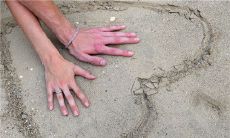 手相中的城府深度与人缘之间的关系：拥有此类手相的个体通常社交能力不佳