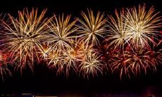 大年初一孩子发烧了,这种情况可行性如何呢?同时,询问大年初一出生的孩子是否有什么特殊的注意事项?