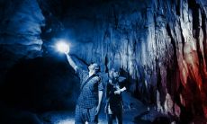 当女人在梦中经历地震并因房子倒塌而惊慌失措时,这意味着什么?