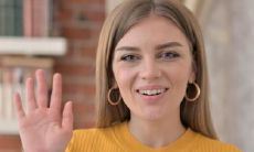 如何根据时柱冠带和帝旺来判断女性命盘中日柱的旺衰情况?