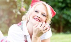 生肖鸡与生肖虎的八字合婚配对查询：探究1998年属虎女与1993年属鸡男的八字匹配情况，以及是否具备中吉之兆