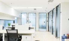 请问您观察到我身上成一条线的三个红痣吗？它们的位置和出现是否应该引起注意？