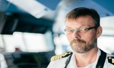 揭秘面相为"眼球外凸、人中很长"的男人,为何成为无法嫁的对象?