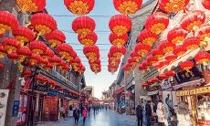 开业当天遇雨如何应对?进门的讲究与传统习俗解读