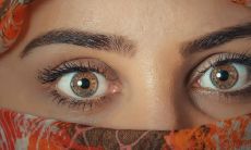 女性左眉高于右眉是否优越?探讨高低眉对面相的影响