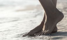 女性的不良脚型导致疼痛和外观困境,影响美感,进而影响整个人的状态和自信心