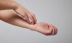 完整解析:女生右上臂上的痣意味着什么?深入探究手臂部位色素沉积的相面学指引