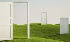 在选挂画装饰入户门对面墙时需谨慎，有所禁忌，那么进门正对墙如何选择合适且有益的装饰画呢？