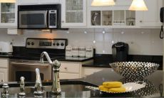 在选择厨房方位时,在风水上来看,是将其放置在西北角还是东北角更有利?