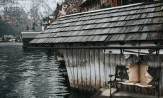 在农村房屋建设中,西侧高楼对谁不利并探讨解决方案