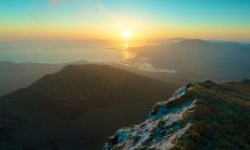 在办公室选择合适的画作进行后挂，以提升办公室座椅的风水状况与工作效能