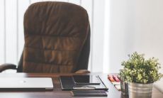 如何摆放办公桌上的物品以防止小人插嘴八卦,提高工作效率和人际关系?