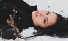 女人戴着双耳贴脑是否真的能嫁入豪门呢？