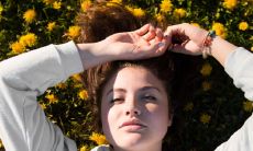 在中医面相学中，额头的富贵坑应该位于哪个部位？