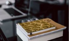 《老板桌应使用何种颜色的风水布局既有好运又适宜?》