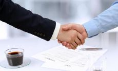 如何解读发际线高的男人的面相,并探讨发际线高对男性命运的影响?