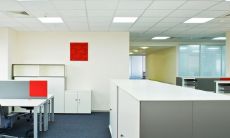 在四人共享的办公室中,哪一个座位位置是最佳选择,以提高工作效率?