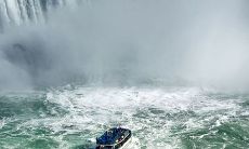 从命理角度探究：是否真的“水命女人就是财命”？全方位解析女性一生的命运趋势及财富运势