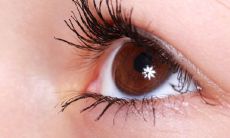 女孩眼部周围出现破相,是否预示着命运的转折?改命的方法是否真的可行?我们来看看!