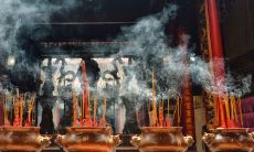 做梦中观者自己手点香,这一奇特现象或许预示着什么?