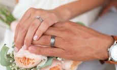 通过查看八字日柱，如何判断配偶的家庭背景与资产水平？