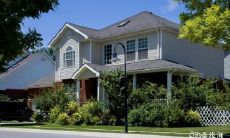 如何避免冲大街房子现象并化解其影响?