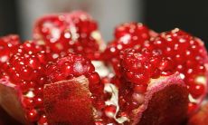 佩戴石榴木命能带来好运和财富,那么究竟需要佩戴什么物品来让其更为旺财?