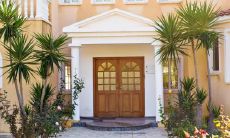 根据传统风水理论,门朝向西方的房屋会带来哪些影响?西门的朝向会影响居住者的命运吗?