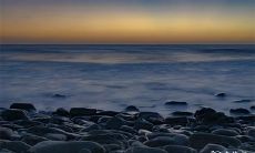 八字中比肩、劫财多则财运不济，容易遭遇贫穷命运，欠缺诚实为难聚财之主题