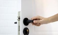 寻找最佳朝向:是否适宜将家门面朝西方开启呢?家庭门面应按何方向开启最佳?