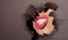 下嘴唇右下方有痣的女人 唇边痣解析