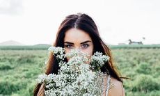 兜下巴的女人面相解析 女人兜下巴的面相好吗